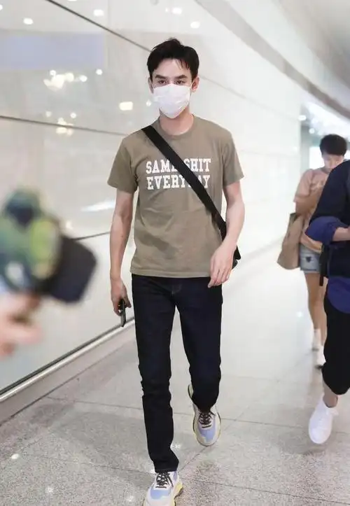 王凯长相白净细嫩真实身高有1米82穿休闲装肌肉藏不住了