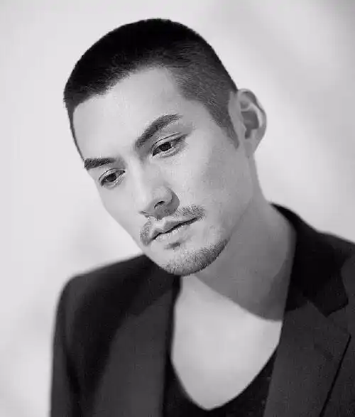 黑色自然是新郎选择最多的,大背头等一些偏成熟向的发型就是不错的