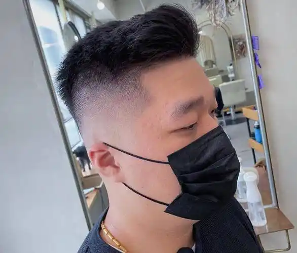 ②渐变侧背发型,随性慵懒的造型男士们剪起背头发型之后,会给人一种