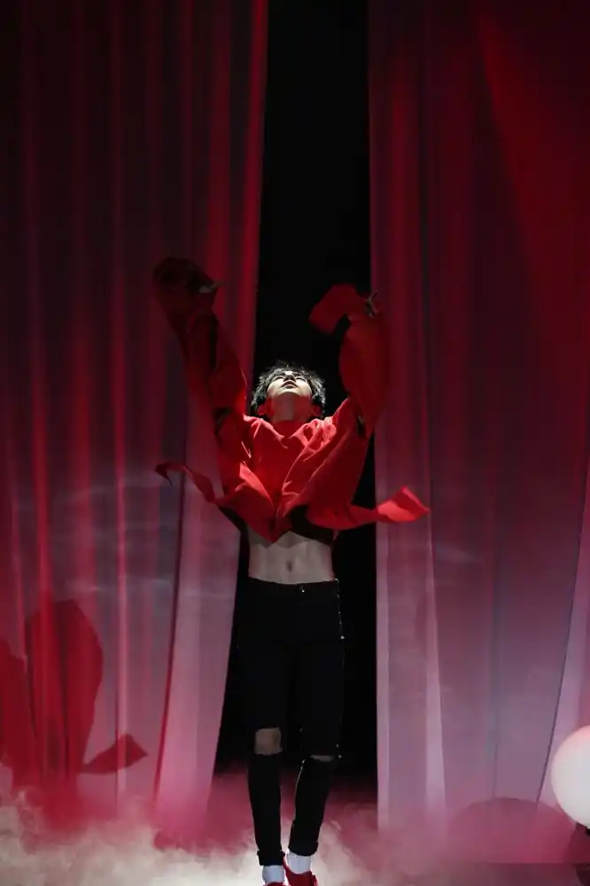 易烊千玺带萌娃哥哥力十足 露腹肌引尖叫