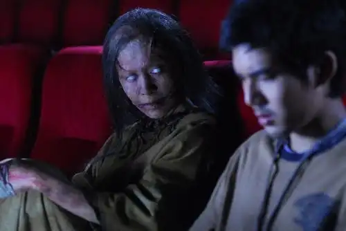 于是恰芭(女演员)变成鬼魂开始杀死看了这部鬼片的人,最后男主在逃亡