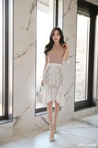 孙允珠——花间芙蓉烟雨玲珑水瓶鱼尾裙写真