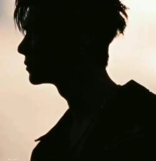 王一博的侧脸,是摄影师竞相追逐的聚焦点,额头,眉骨,鼻梁,唇部线条