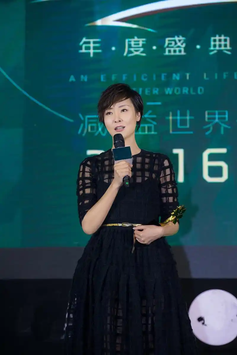 柯蓝短发干练亮相