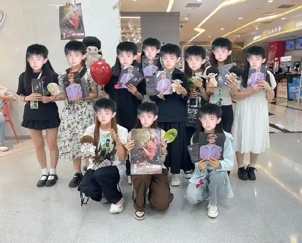 易烊千玺电影小小的我##易烊千玺 米兰时装周##emporio armani全球