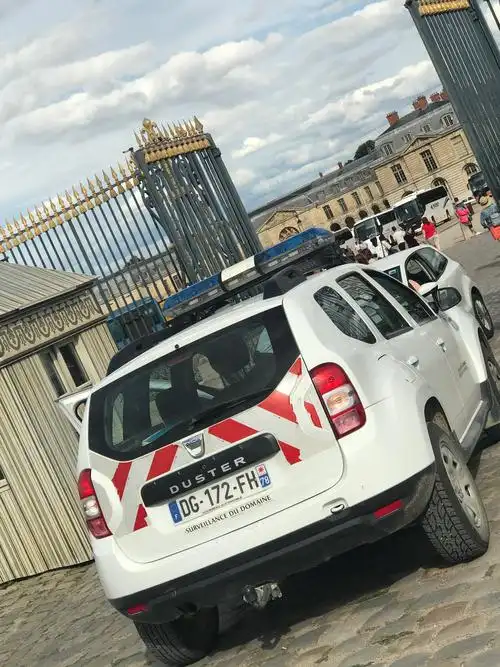 凡尔赛宫门口的警车警察
