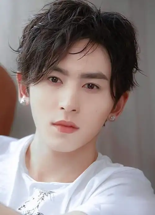 张哲瀚商务直播:休息间隙发呆玩手,白裤子暴露真实腿围