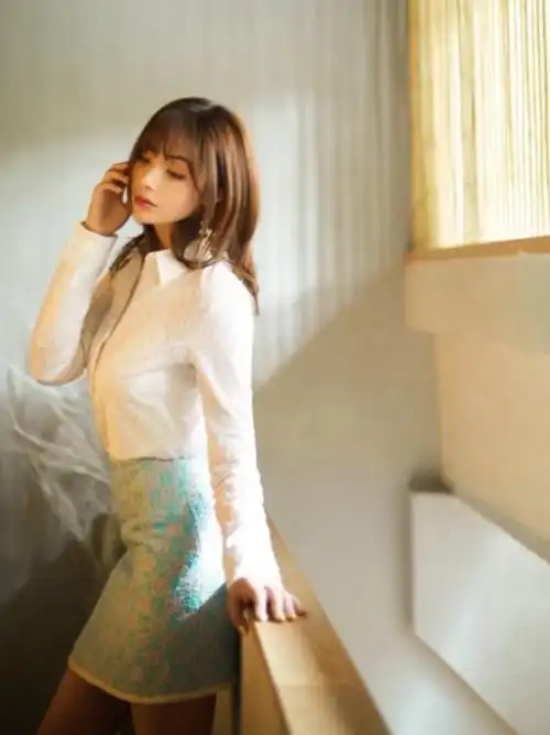 女明星穿搭|麦迪娜少女感满满 身材苗条高挑 看不出她已经生了小孩