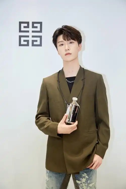 范丞丞adam0616身着纪梵希2021早秋系列挂锁装饰棕色西装搭配挂锁