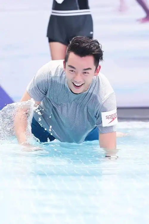 小猎豹变身小海豹 郑恺下水俯卧撑秀腹肌