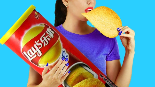 趣味食玩diy创意小姐姐搞笑巨型薯片制作妹子够吃吗