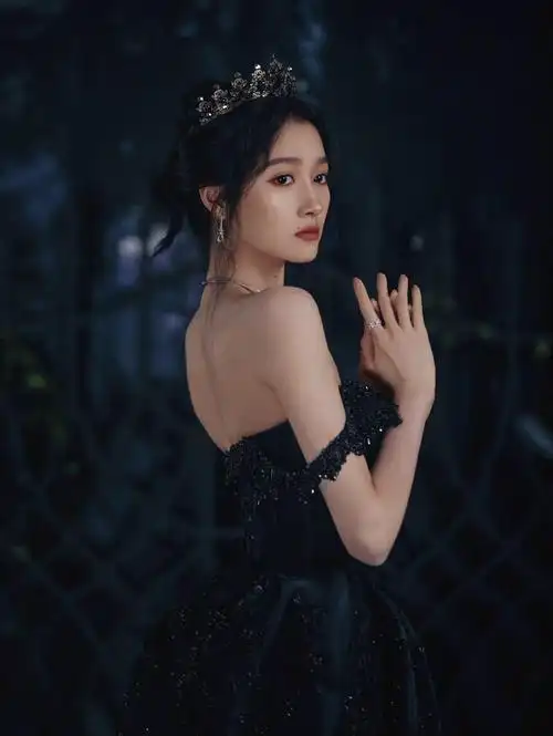 关晓彤绝美活动造型释出,黑色宝石礼服清冷优雅,犹如森林精灵!