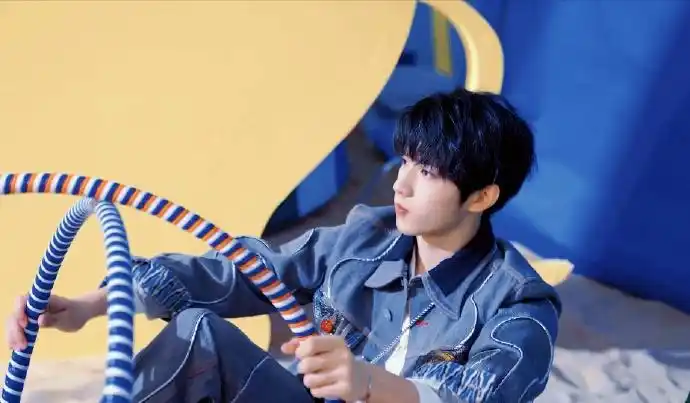 刘耀文#92#刘耀文 目光磁石#蓝色系宝宝自截自修 | 抱图评@时代