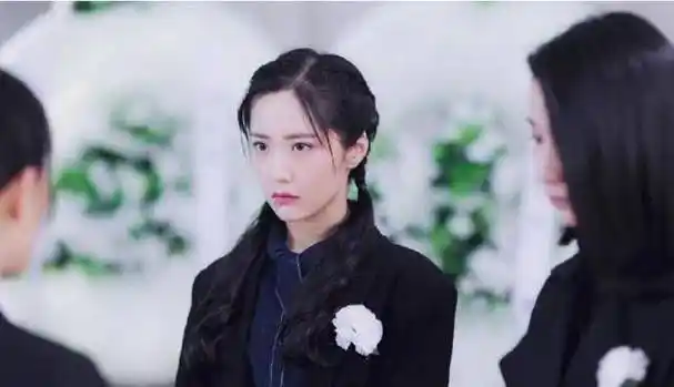 《暴风眼》中的猪队友苗露,是硬糖少女王艺瑾,只有我没认出来吗_父亲