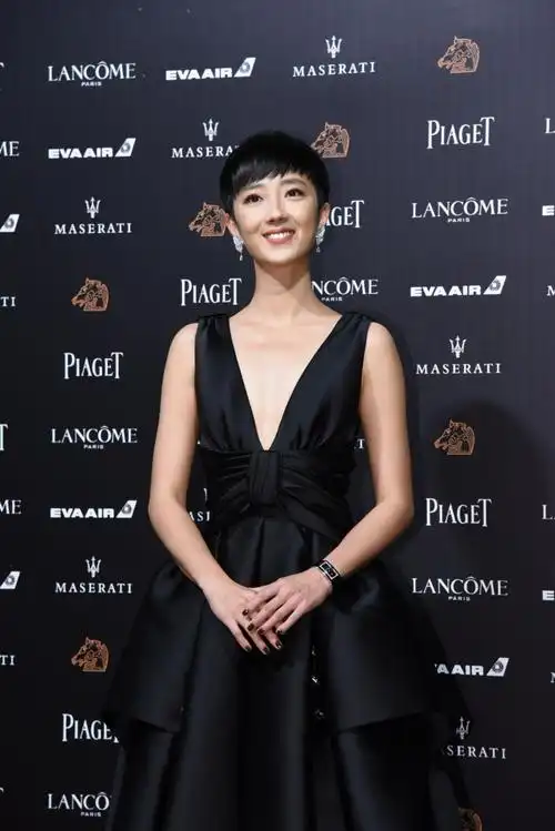 大露双腿或酥胸等部位,桂纶镁依旧不会刻意裸露身材凭藉著独有的气质