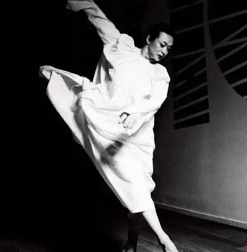 金星:曾和女人领过结婚证,28岁变成女儿身,55岁和丈夫甜蜜如初_舞蹈_