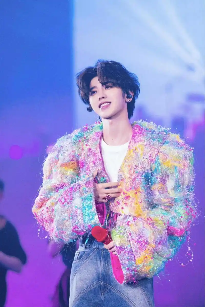 每日安利一个明星 蔡徐坤 蔡徐坤,1998年8月2日出生于浙江省温州市