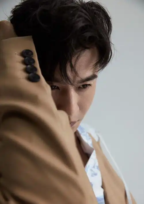 乔振宇沉稳帅气写真大片815