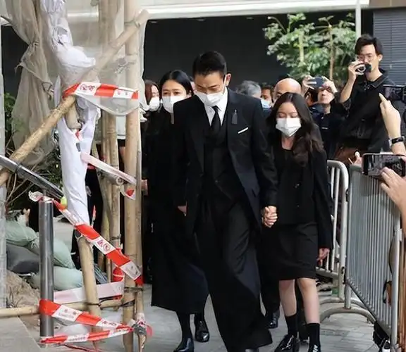 刘德华父亲灵堂上的一幕:刘老太远道而来,朱丽倩母女泪如雨下