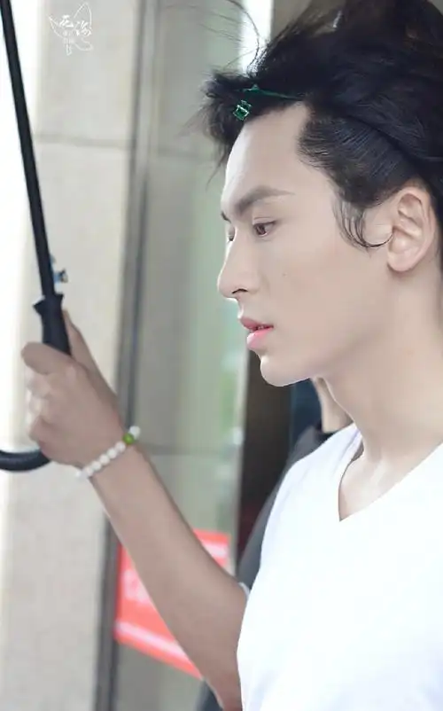 张哲瀚[超话]# [亲亲]#张哲瀚天涯客# 08. 来自花海i张哲瀚i - 尾博