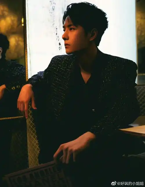 王一博香奈儿看秀造型##王一博秀场滑冰