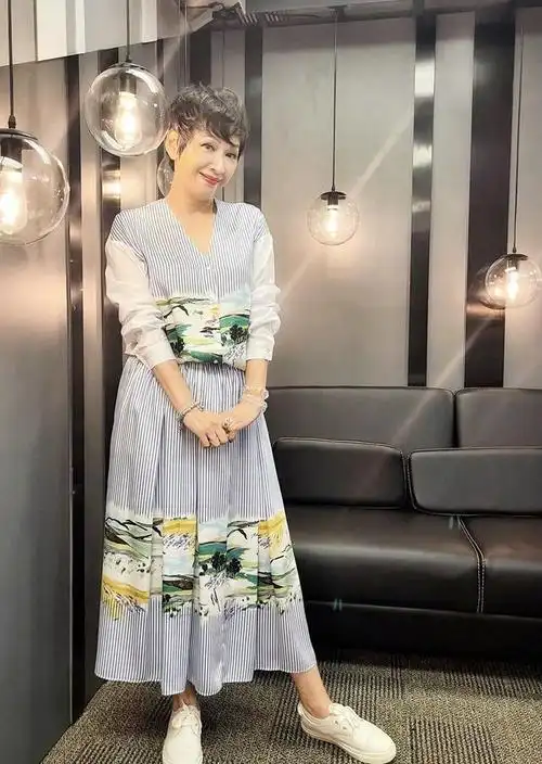 余安安不愧是发哥前妻,一袭紫色礼服高贵精致,身姿婀娜不输少女