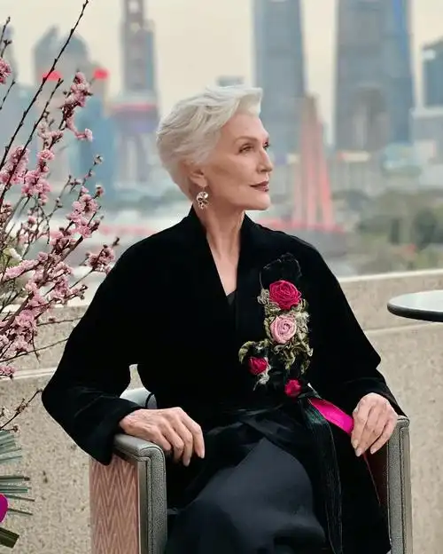 加拿大最牛女人,马斯克妈妈定居中国?母亲节上海晒照:儿子送来鲜花