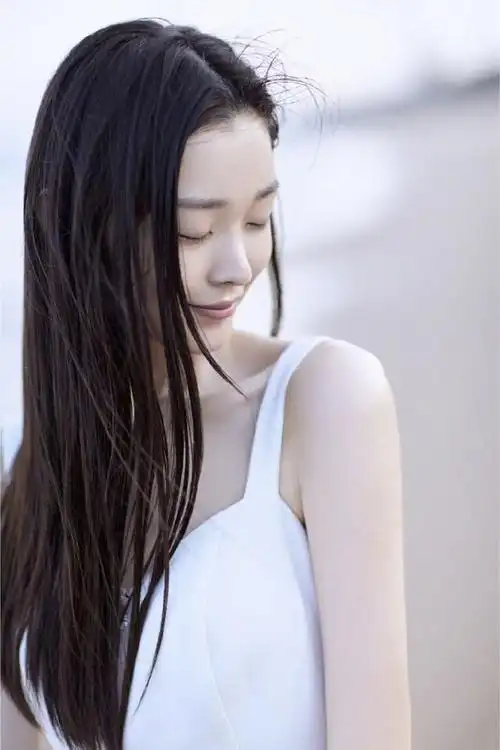 宋轶素颜拍写真皮肤白到不真实白色吊带裙配衬衫越看越美