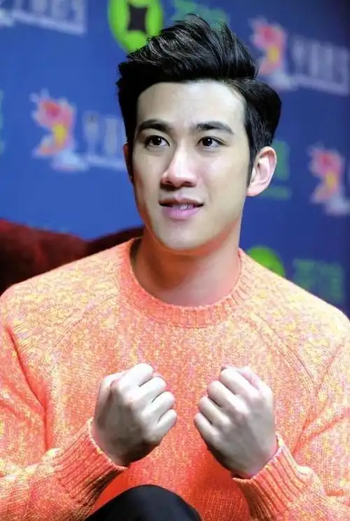 王力宏与李治廷身高对比明显,前者高出后者整整五厘米.