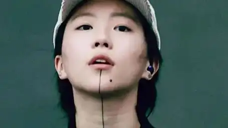 窦靖童照片曝光,才知为何她下巴有条黑线,原来和李嫣脱不了干系