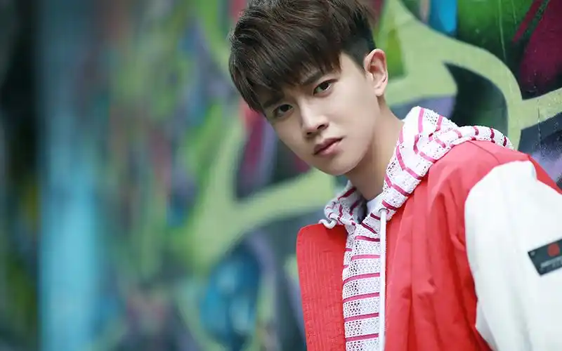 首页 桌面壁纸 任嘉伦休闲帅气街拍图片电脑壁纸上一张下一张查看原图