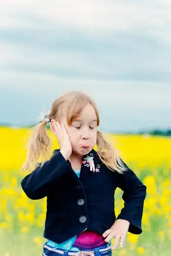 小可爱的白种人女孩在野外做鬼脸