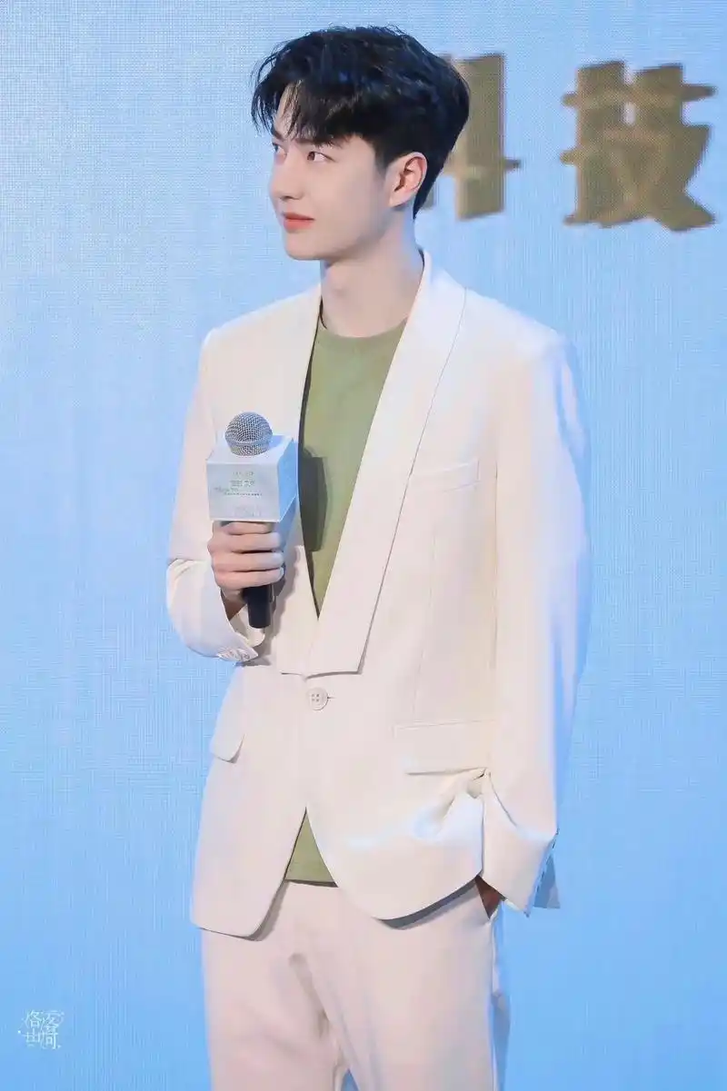 王一博 #我的神仙爱豆 #这什么神仙颜值 这身白色西装真的 - 抖音