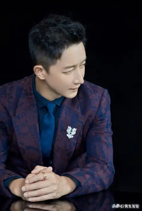 韩庚"露额"发型绅士优雅,紫蓝西装显型男品味,35岁展现熟男范