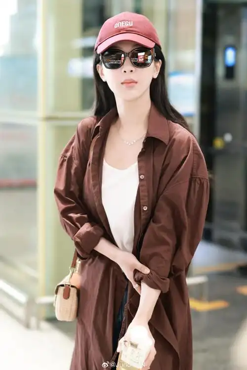 杨紫超话今日@杨紫现身机场北京01巴黎#杨紫出发巴黎