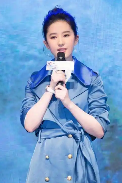 刘亦菲真会穿!一袭蓝色风衣秀美腿,32岁像23岁_气质_时尚_造型