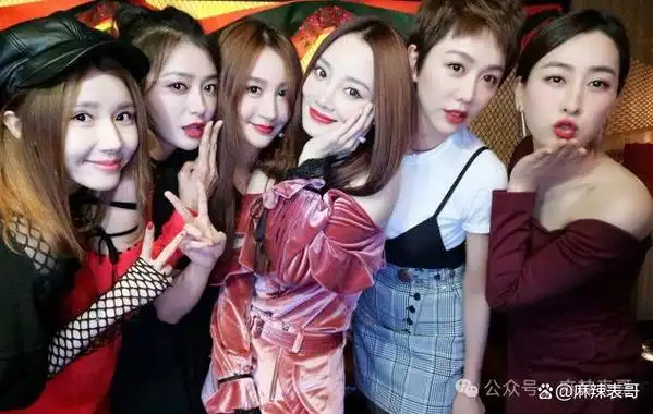 最近刘涛和秦海璐一起参加综艺,大秀闺蜜情.