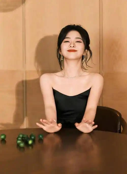 谭松韵的黑色缎面垂坠连衣裙_表演_娱乐_魅力