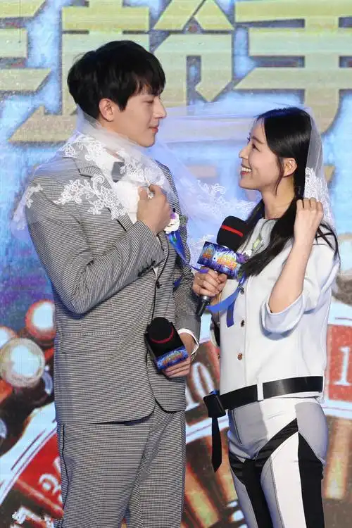 林更新张静初已领结婚证  互喂辣条花式喂狗