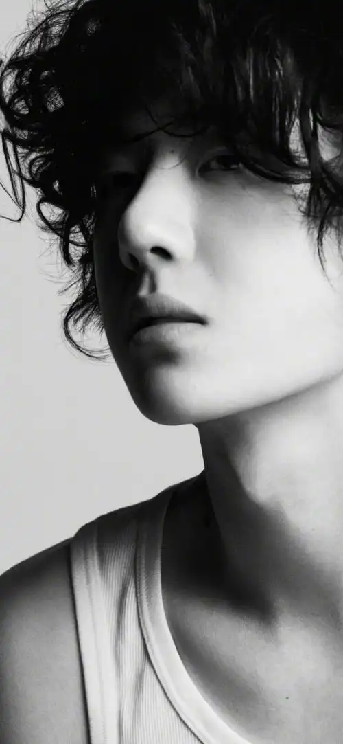 时尚芭莎 王一博##王一博卷毛吐舌