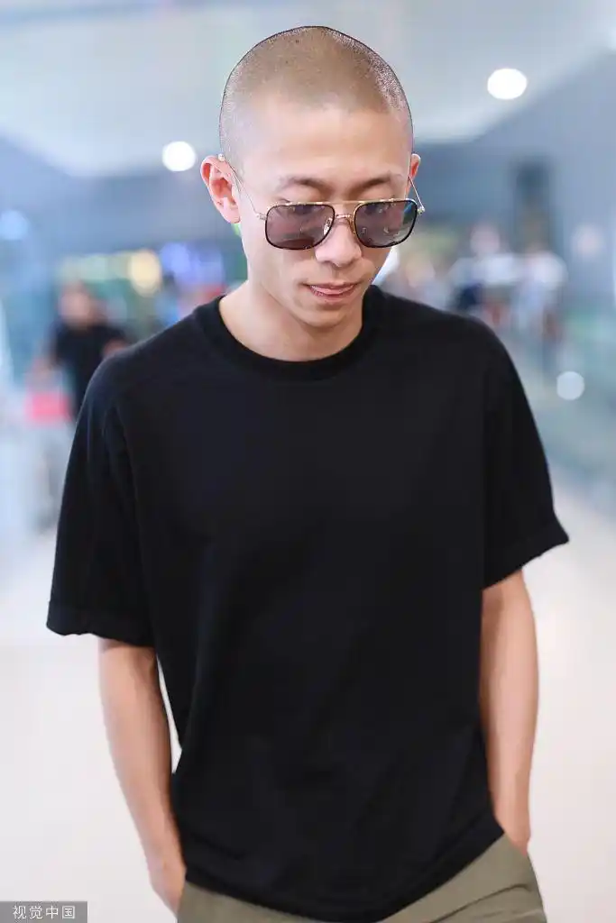 现实版余罪!张一山剪寸头痞气十足 穿黑t插兜耍酷气场帅炸