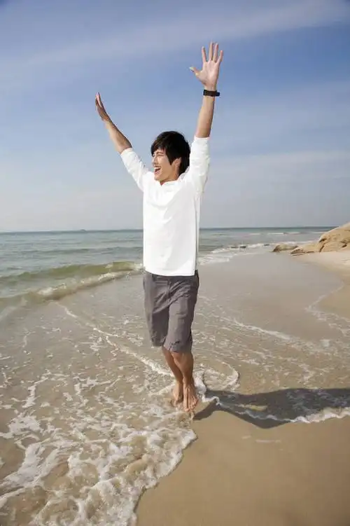 海边休闲装年轻男人漫步