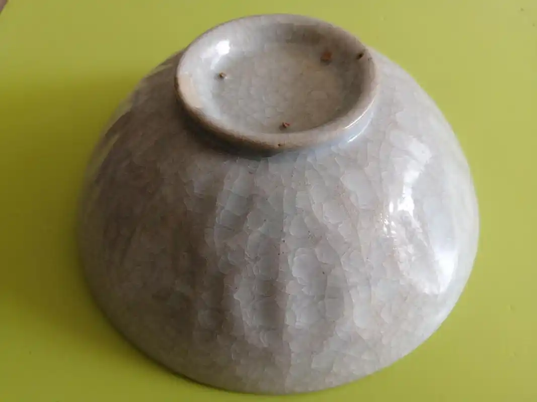 宋汝窑鱼鳞纹开片,模印莲瓣纹碗:      汝窑,宋代五大名窑之一,因窑址