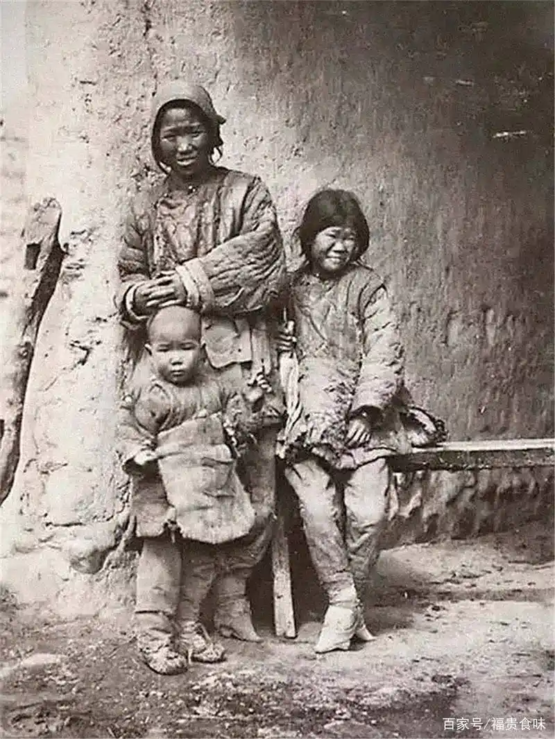 旧社会穷人真实老照片,衙役衣服破破烂烂,山里少年地里拾粪取暖_生活
