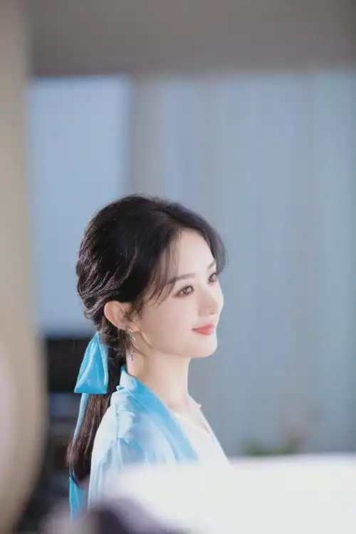 赵丽颖不走御姐范更美!穿白裙仙气飘飘,披肩秀发宛如画中仙子