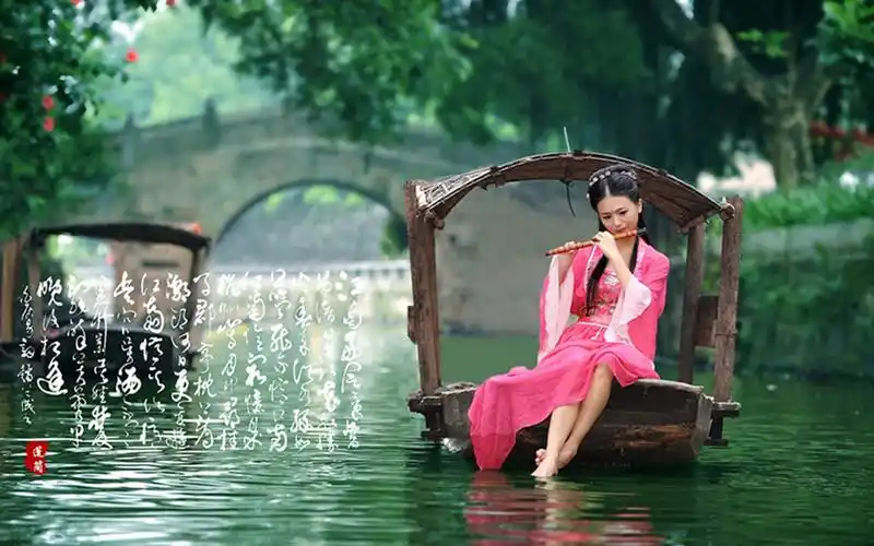 江南烟雨中的水乡女子湖中泛舟唯美桌面壁纸_美女壁纸_壁纸下载_美桌