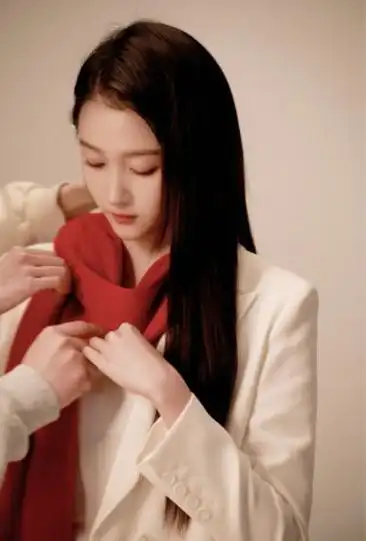 关晓彤纯白连衣裙出镜纯欲造型亮相又美又飒