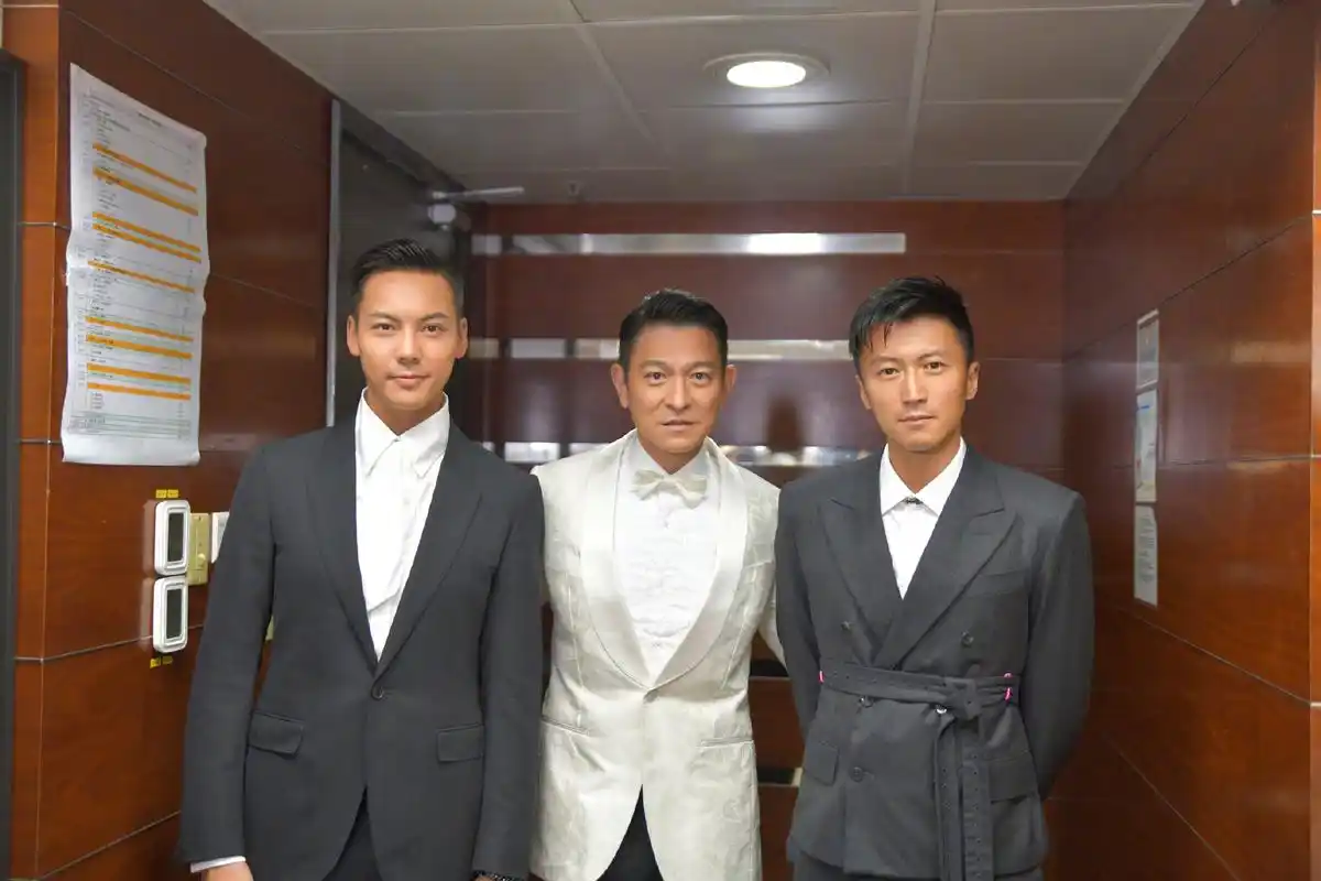 刘德华,谢霆锋,陈伟霆三代男神合影:陈伟霆好乖,谢霆锋好酷