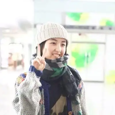 18岁张子枫素颜搭机,边赶路边吃棒棒糖,可爱至极像邻家小妹