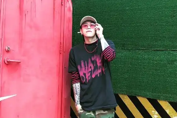 杨文昊忘记关直播 变一种全新的聊天方式